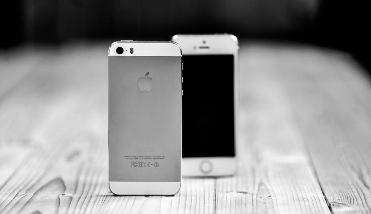 Back and front side of silver iPhone 5s